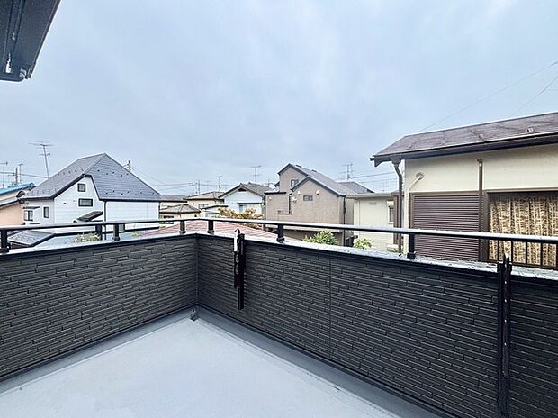 広めのバルコニーは風通しも良くお洗濯物もしっかりと干すことができます!