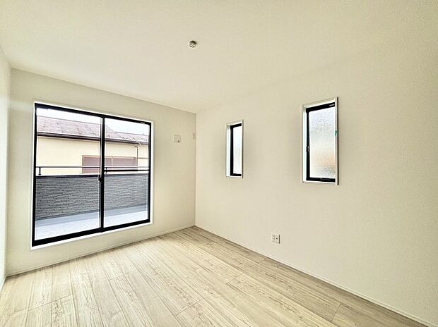 どんな家具にでも相性が良い清潔感ある白色調のクロスを採用。主張しすぎない配色、耐久性にも優れた床材は日々のメンテナンスも楽に、快適に過ごして頂けるよう考えられています。