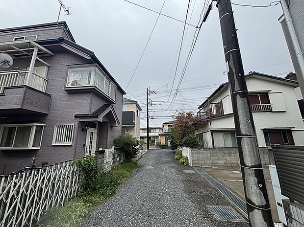 前面道路は通り抜けができないため、交通量が少なく静かな住環境です。 (10m)