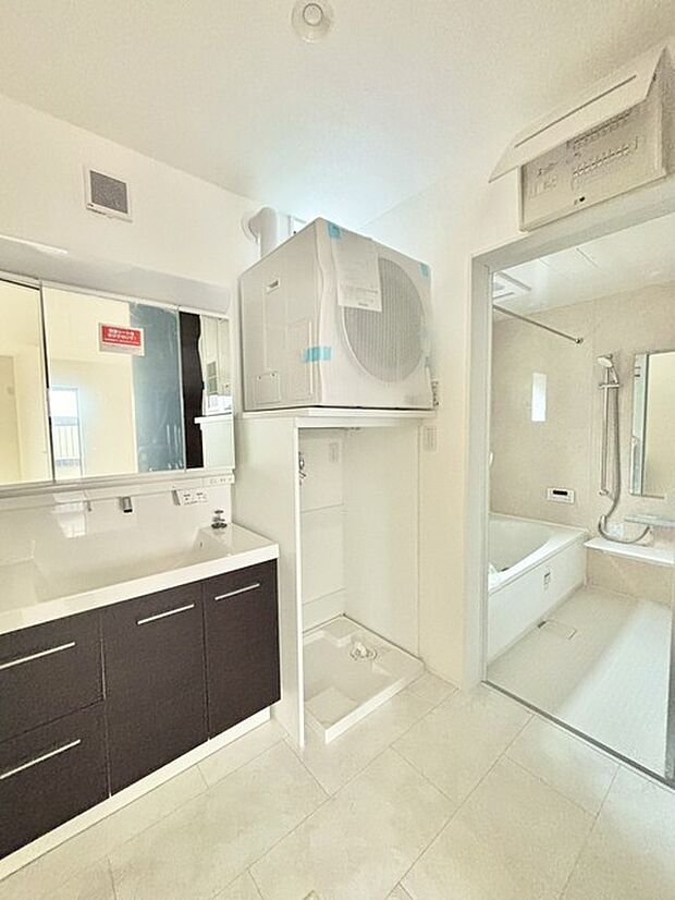 ゆとりの洗面スペースで朝の身支度もスムーズに行えます。 