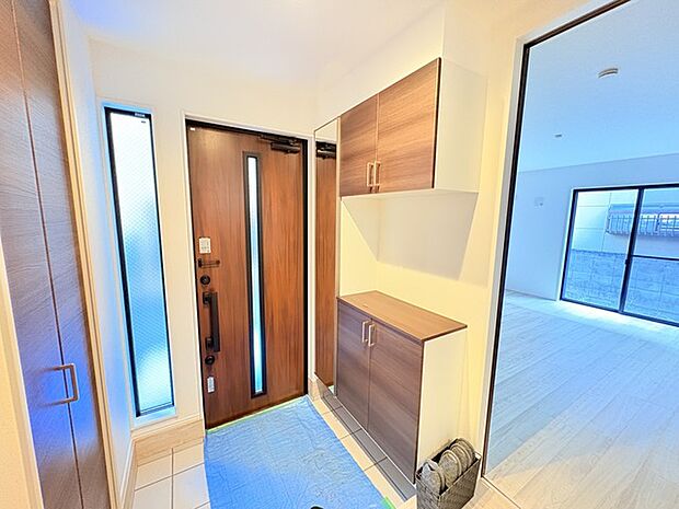 明るく開放的な玄関、靴の脱ぎ履きもしやすく、収納も豊富でご家族皆様の靴をスッキリ収納できます。 