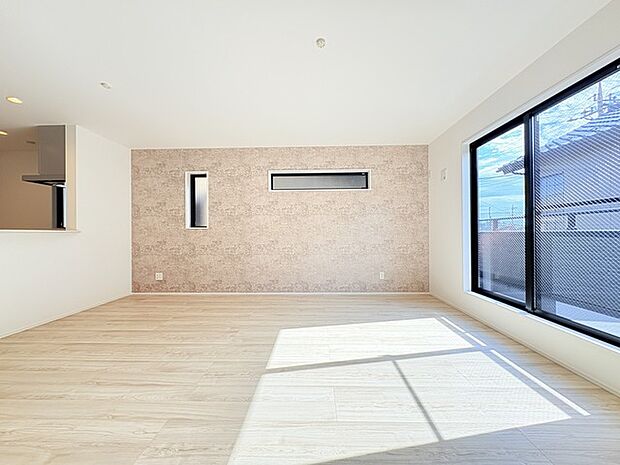 家族や友人、両親、親戚とこれから沢山の時間を紡ぐのだろう。そこを彩るのは窓から見える青い空、心地よい緑。そんなイメージが膨らむリビングスペース。 