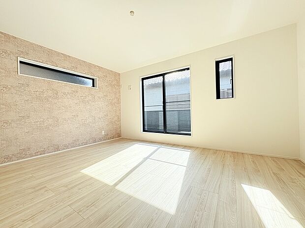 家族の集うリビングには色々な方向から光が差し込む設計に。家族のコミュニケーションが弾むスポットだから明るい雰囲気であってほしい。