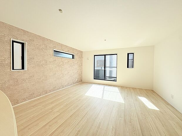 家族団欒のリビング。陽光差し込む食卓には家族の会話とスマイルが溢れます。いつまでもここで食卓を囲みたくなる、そう感じさせてくれるスペース。