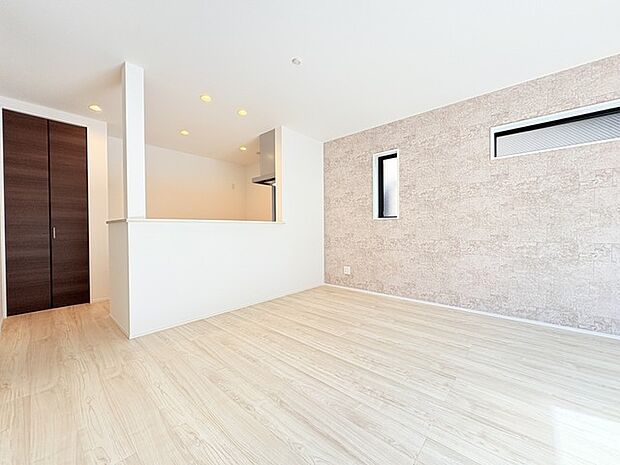 家族が一番集まる場所だから広々としつつも素敵な空間であって欲しい。皆がくつろぐリビングからキッチンまでが一つに繋がる空間。