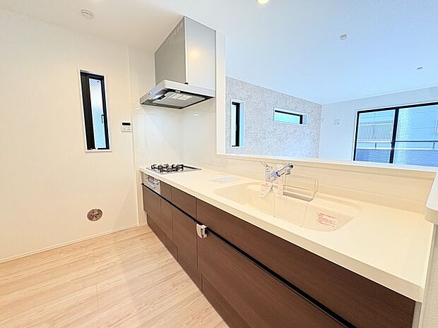 家族が一番集まる場所だから広々としつつも素敵な空間であって欲しい。皆がくつろぐリビングからキッチンまでが一つに繋がる空間。