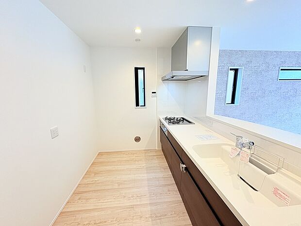 人工大理石を使用したシステムキッチン。永く傷つきにくく、お手入れもしやすい高機能性です。 