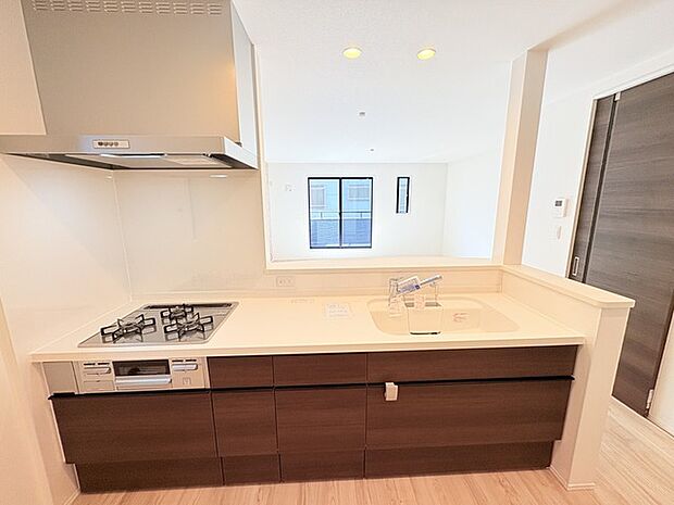 リビングにいる家族の顔が見渡せるカウンターキッチン。お料理もより一層おいしく、楽しく。食器棚を背面に設置しても十分な広さを確保しています。