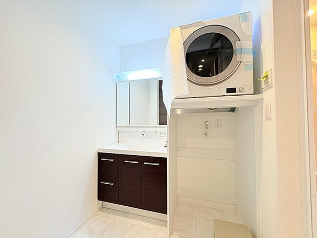 お出かけ前の身だしなみに一歩差がつく三面鏡。ミラー裏にはたっぷり収納もございます。 雨の日でも安心な、ガス乾燥機付きです。