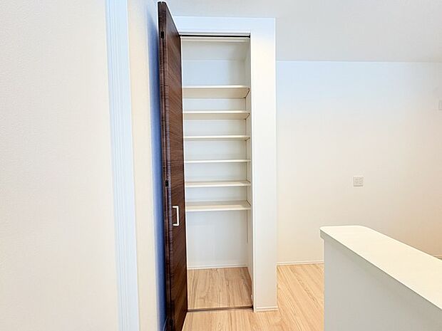 大容量のパントリーがございますので、非常食や食品のストックも沢山置けます。