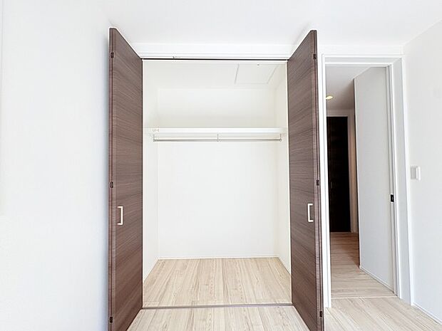 広々収納で、仕事着、普段着をまとめて収納できます。 