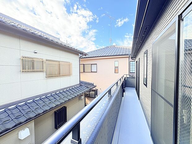 陽ざしが差込む明るいバルコニー。奥行きのあるバルコニーはお洗濯時に助かります。