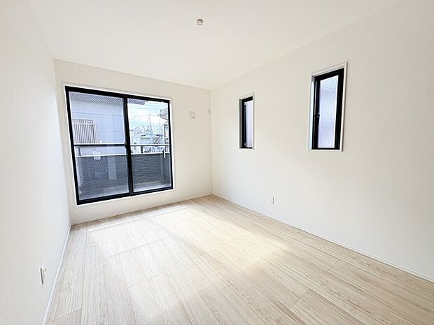 どんな家具にでも相性が良い清潔感ある白色調のクロスを採用。主張しすぎない配色、耐久性にも優れた床材は日々のメンテナンスも楽に、快適に過ごして頂けるよう考えられています。 