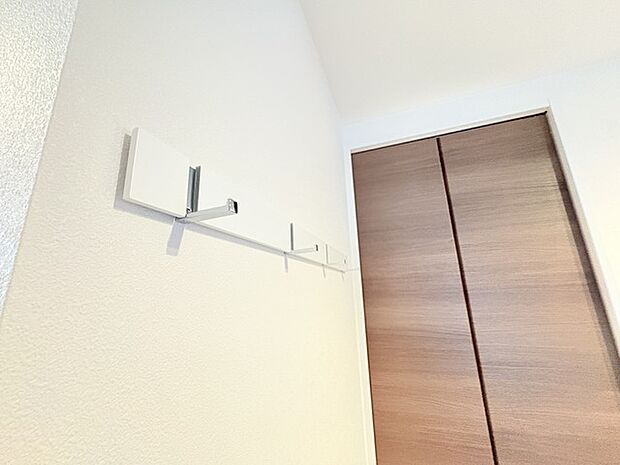 玄関先にあると嬉しい、コート掛けがあります。