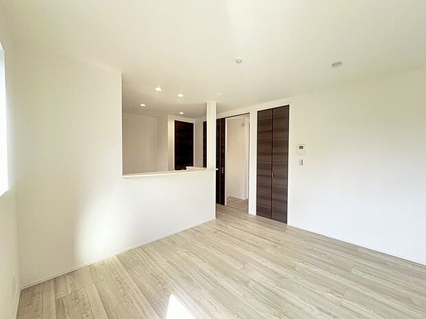 家族団欒のリビング。陽光差し込む食卓には家族の会話とスマイルが溢れます。いつまでもここで食卓を囲みたくなる、そう感じさせてくれるスペース。