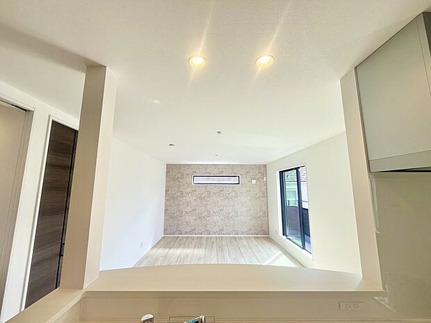 家族が一番集まる場所だから広々としつつも素敵な空間であって欲しい。皆がくつろぐリビングからキッチンまでが一つに繋がる空間。 