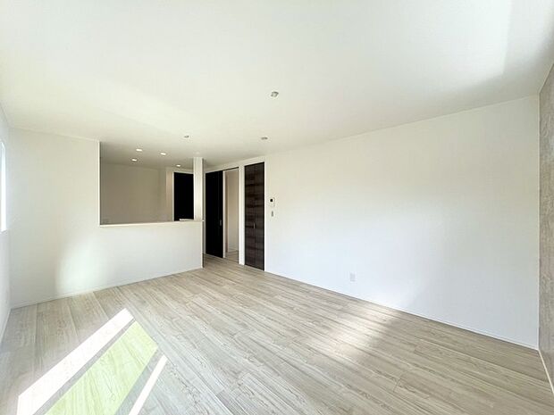 いつも家族の集まるリビングは広々。通風・採光にも優れ、心安らぐ風と光がたえない空間。汎用性に富んだ居住スペースと、高揚感さえも与えてくれる住空間です。 