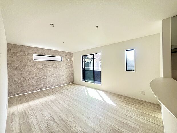 家族や友人、両親、親戚とこれから沢山の時間を紡ぐのだろう。そこを彩るのは窓から見える青い空、心地よい緑。そんなイメージが膨らむリビングスペース。 