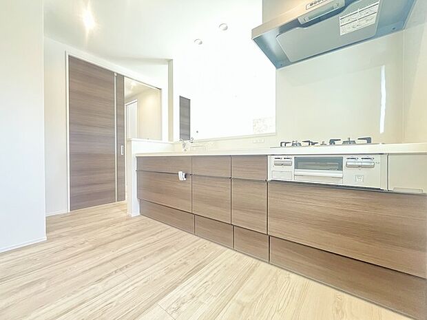 リビングにいる家族の顔が見渡せるカウンターキッチン。お料理もより一層おいしく、楽しく。食器棚を背面に設置しても十分な広さを確保しています。 