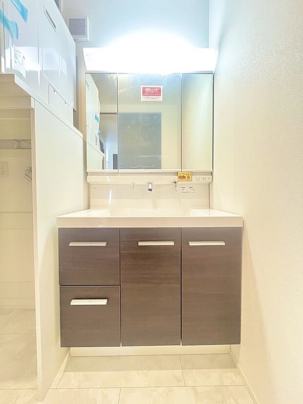 お出かけ前の身だしなみに一歩差がつく三面鏡。ミラー裏にはたっぷり収納もございます。