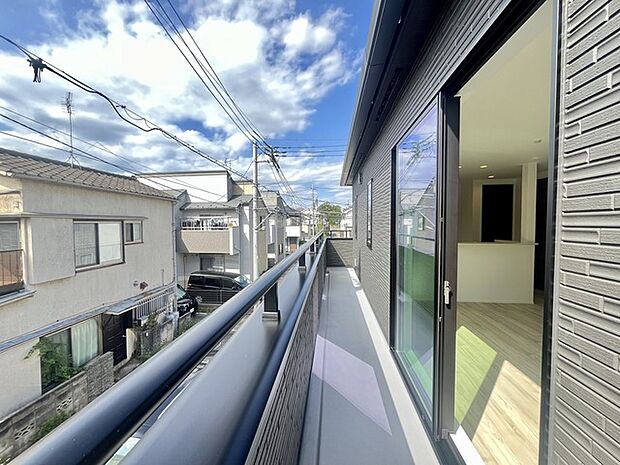 南側のお部屋から出入りできる、奥行きのあるワイドバルコニー。心地よい陽射しと暖かな風を楽しむことが出来ます。 