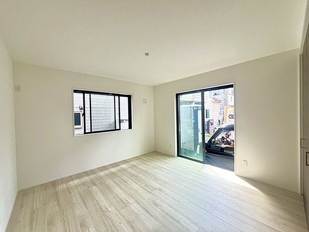 どんな家具にでも相性が良い清潔感ある白色調のクロスを採用。主張しすぎない配色、耐久性にも優れた床材は日々のメンテナンスも楽に、快適に過ごして頂けるよう考えられています。 