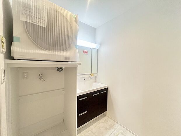 ゆとりの洗面スペースで朝の身支度もスムーズに行えます。 