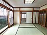 リビング/ダイニング：家族団欒のリビング。陽光差し込む食卓には家族の会話とスマイルが溢れます。いつまでもここで食卓を囲みたくなる、そう感じさせてくれるスペース。 