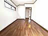 室内：衣類の整理整頓に嬉しいクローゼット付きのお部屋。お子様のお部屋としても便利です。 