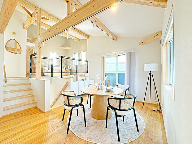 夕食の時間。家族、友人、両親、親戚との会話がより料理を美味しくしてくれる。あっという間に時間が過ぎてしまう居心地の良さは、普段はほっとする空間としてここにあります。 