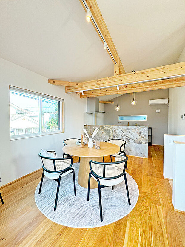 家族団欒のリビング。陽光差し込む食卓には家族の会話とスマイルが溢れます。いつまでもここで食卓を囲みたくなる、そう感じさせてくれるスペース。 