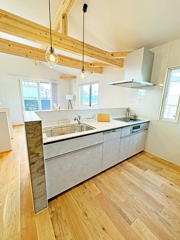 リビングにいる家族の顔が見渡せるカウンターキッチン。お料理もより一層おいしく、楽しく。食器棚を背面に設置しても十分な広さを確保しています。 