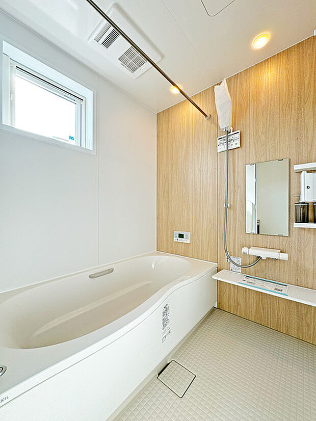 その日の疲れをゆっくりと落としてくれる場所、お子様との大事なひと時を楽しくしてくれる場所。曲線美も感じられるくつろぎのバスタブは、半身浴も楽しめる居心地の良さ。 