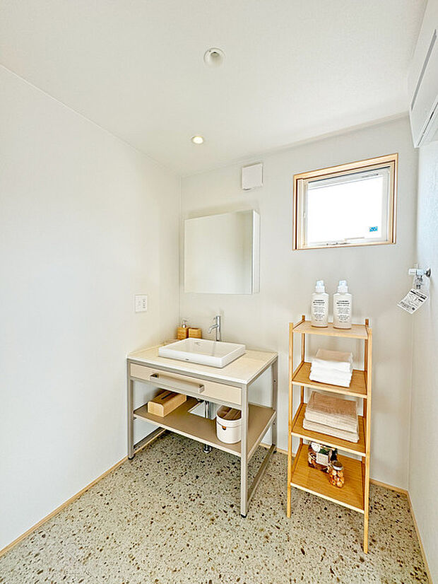 使い勝手の良い洗面台、窓があることで換気もしやすく清潔感のある空間を保てます。 