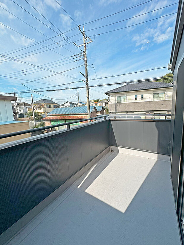奥行きのあるバルコニー。心地よい陽射しと暖かな風を楽しむことが出来ます。 