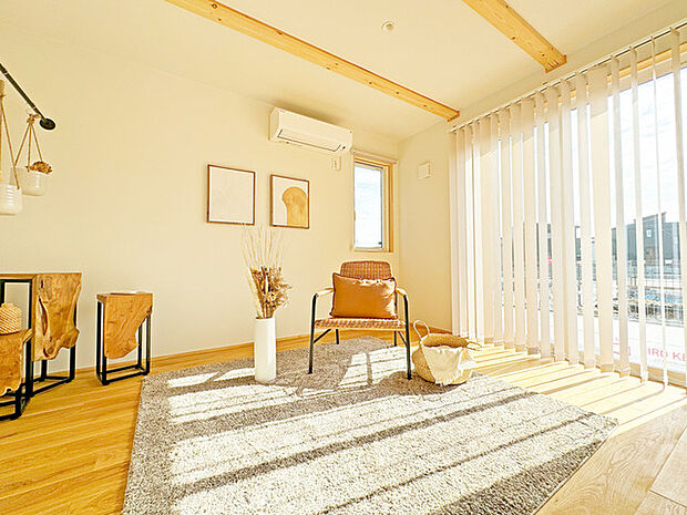 大きな開口部から明るい光が差し込む、日中の室内の明るさがこの部屋の魅力です。 