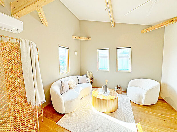 2面採光を確保した明るい室内は、爽やかな風を感じる居心地の良い空間です。 