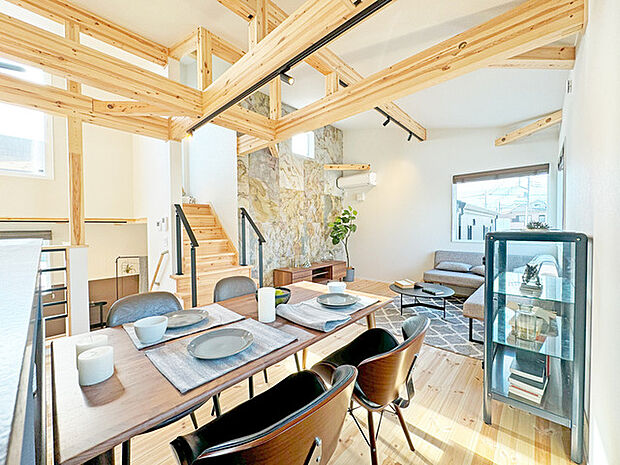 夕食の時間。家族、友人、両親、親戚との会話がより料理を美味しくしてくれる。あっという間に時間が過ぎてしまう居心地の良さは、普段はほっとする空間としてここにあります。 