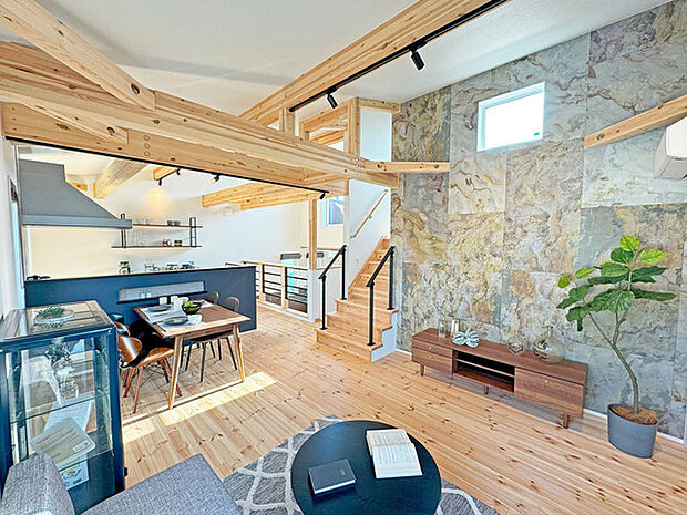 家族の集うリビングには色々な方向から光が差し込む設計に。家族のコミュニケーションが弾むスポットだから明るい雰囲気であってほしい。 