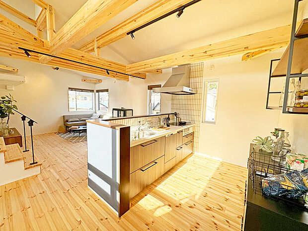 家族が一番集まる場所だから広々としつつも素敵な空間であって欲しい。皆がくつろぐリビングからキッチンまでが一つに繋がる空間。 