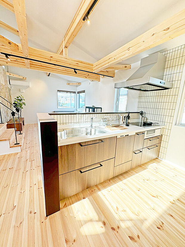 リビングにいる家族の顔が見渡せるカウンターキッチン。お料理もより一層おいしく、楽しく。食器棚を背面に設置しても十分な広さを確保しています。 