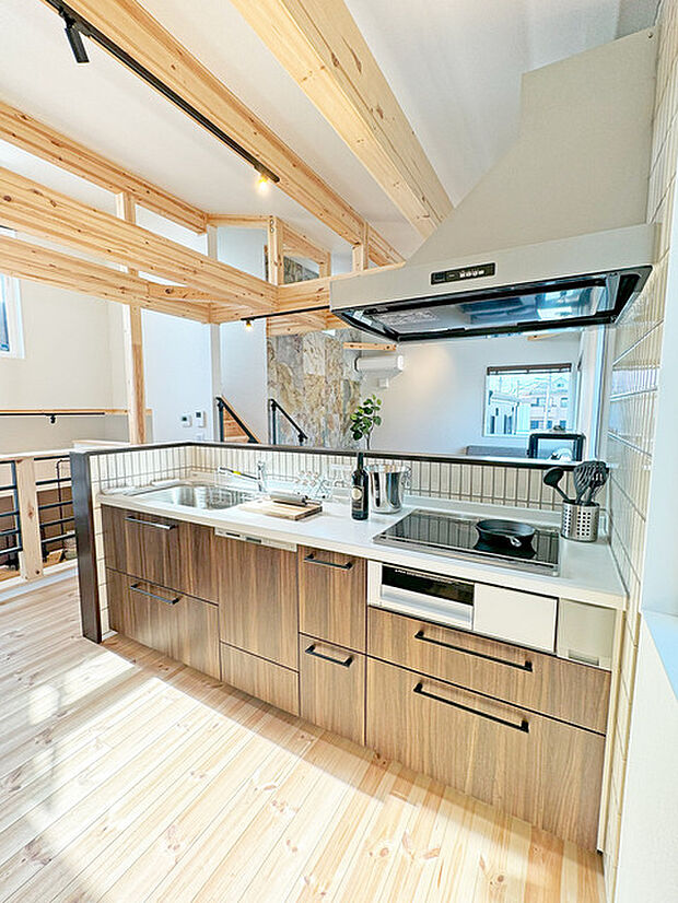 キッチンはオープンカフェスタイルだからリビングとの一体感はバッチリ。毎日のお料理時間も楽しくなりそうです。 