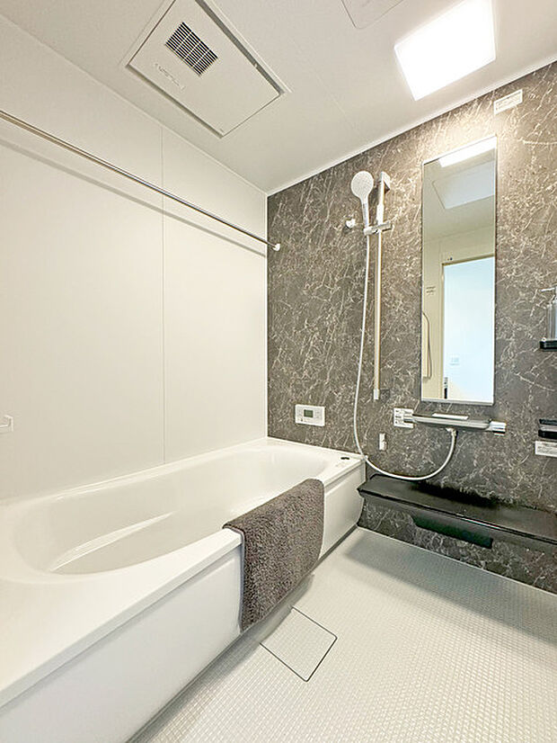 その日の疲れをゆっくりと落としてくれる場所、お子様との大事なひと時を楽しくしてくれる場所。曲線美も感じられるくつろぎのバスタブは、半身浴も楽しめる居心地の良さ。 