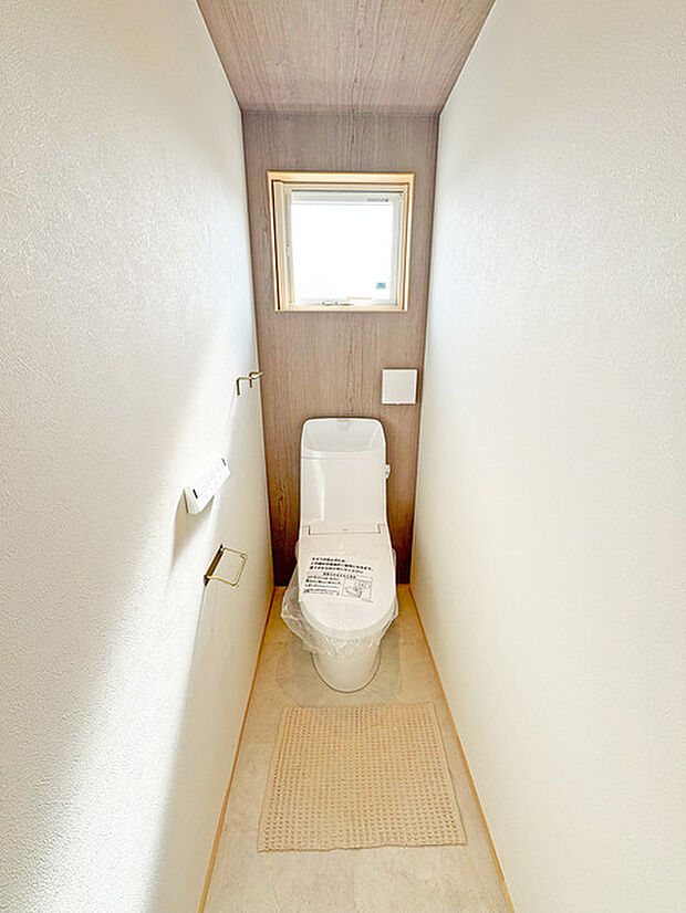 ウォシュレット機能付きのトイレ。換気のしやすい窓付きで、収納もあり実用性も兼ね備えた造り。 