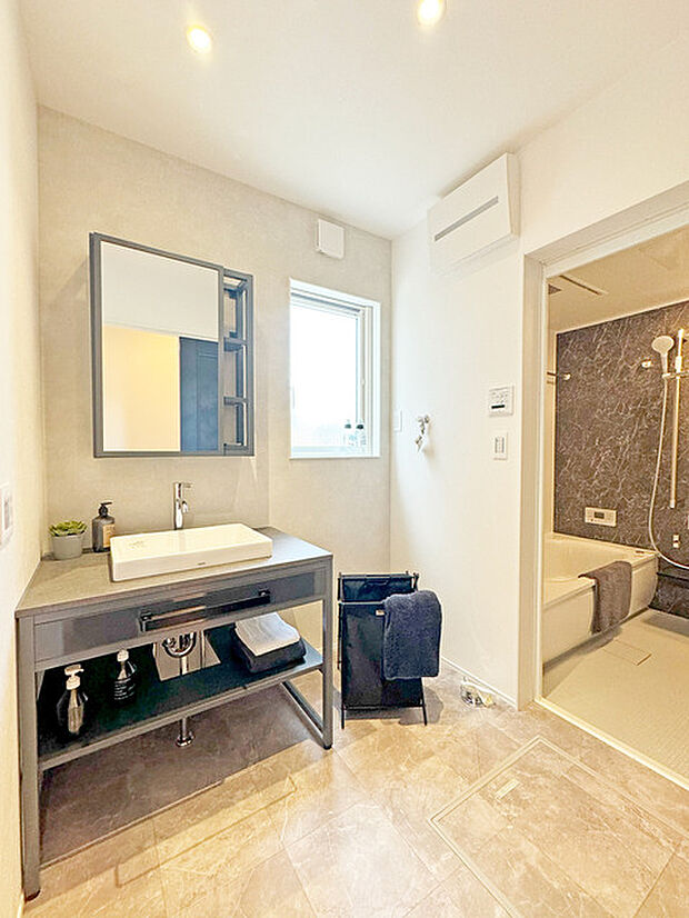 使い勝手の良い洗面台、窓があることで換気もしやすく清潔感のある空間を保てます。 