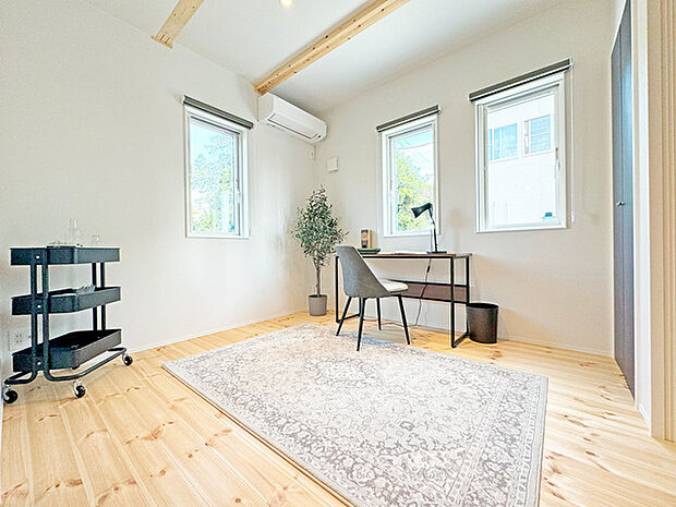 2面採光を確保した明るい室内は、爽やかな風を感じる居心地の良い空間です。 