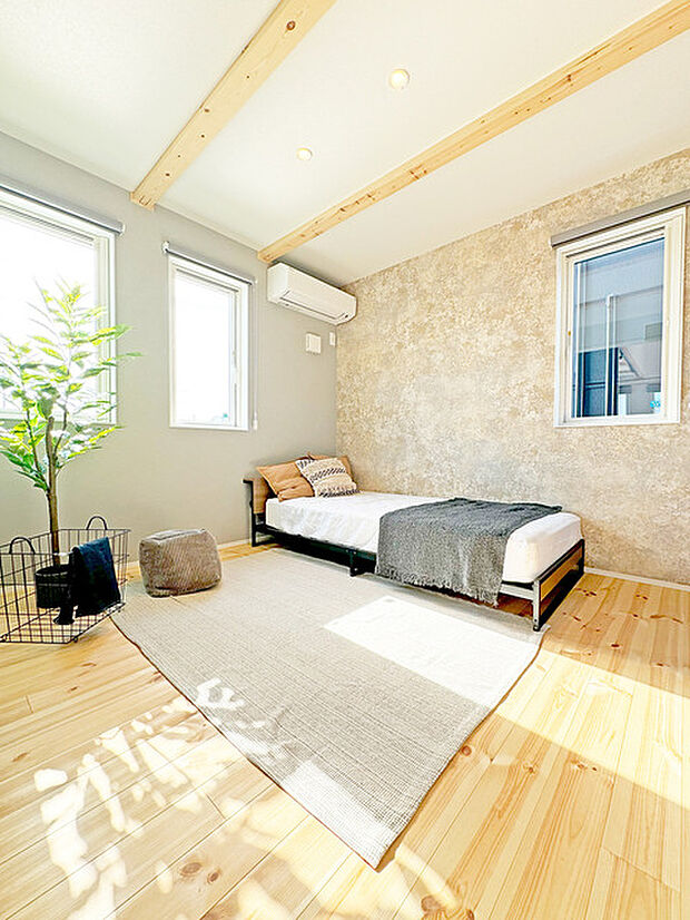 ゆとりのある寝室、陽光が入りやすく朝の目覚めも気持ち良く起こしてくれます。 