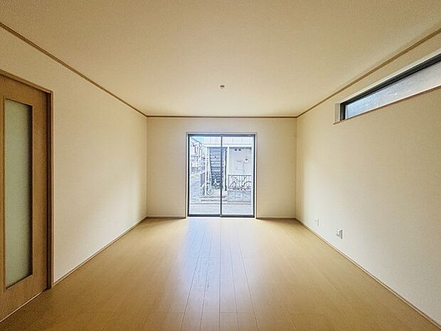 家族の集うリビングには色々な方向から光が差し込む設計に。家族のコミュニケーションが弾むスポットだから明るい雰囲気であってほしい。 