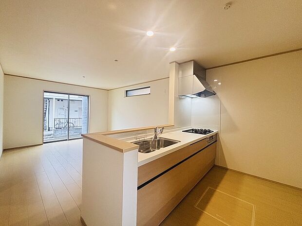 家族が一番集まる場所だから広々としつつも素敵な空間であって欲しい。皆がくつろぐリビングからキッチンまでが一つに繋がる空間。 