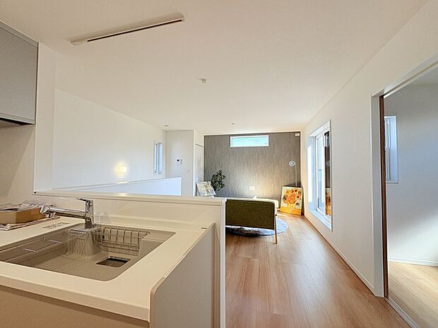 家族が一番集まる場所だから広々としつつも素敵な空間であって欲しい。皆がくつろぐリビングからキッチンまでが一つに繋がる空間。 